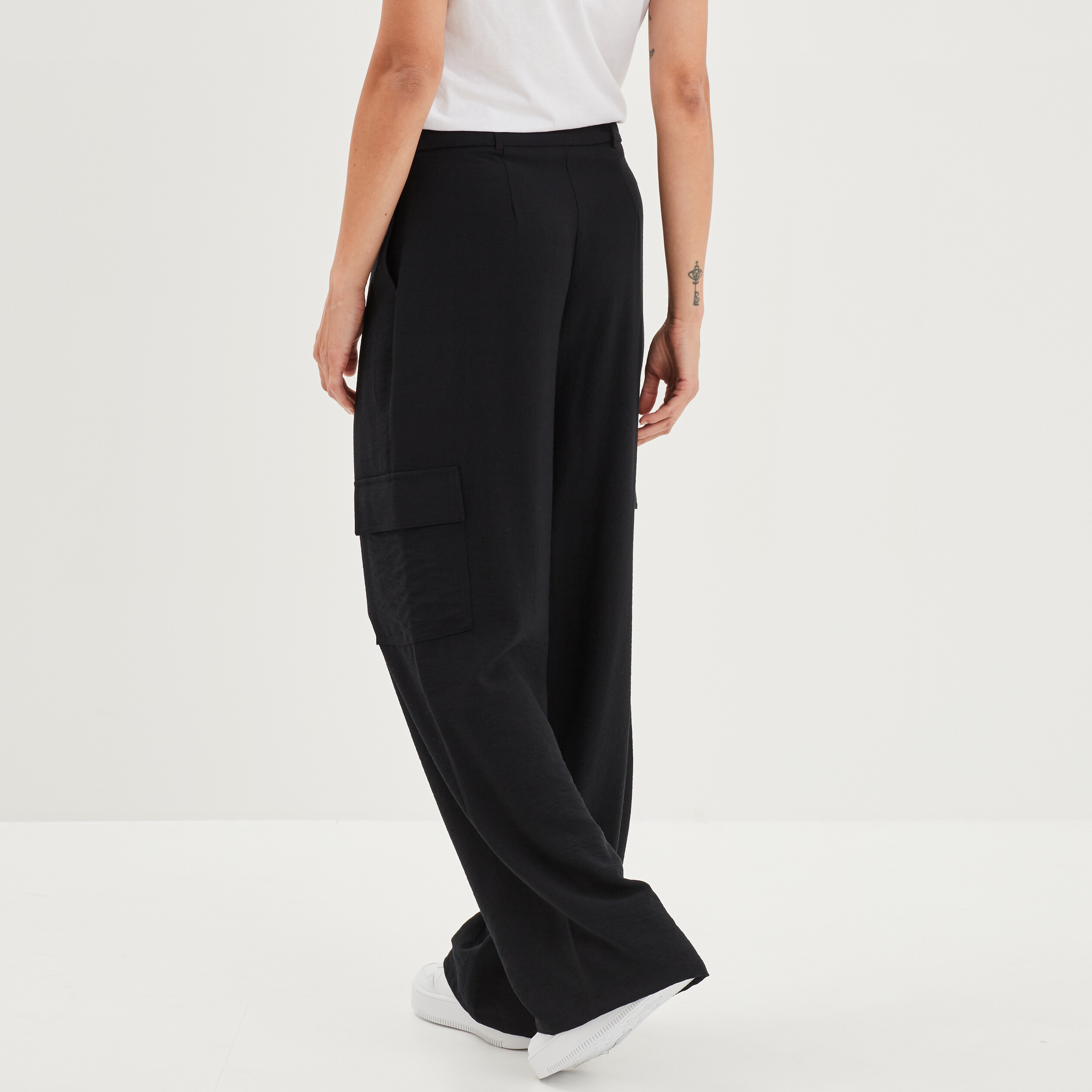 Pantalon cargo large fluide noir femme | La Halle