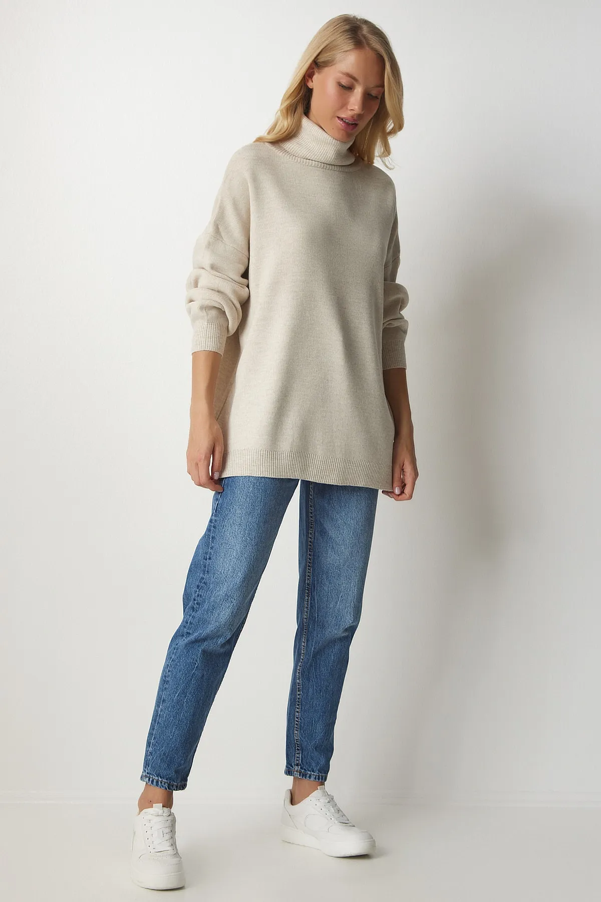 Happiness İstanbul  Beiges Rollkragen-Sweatshirt aus Strick in Übergröße für Damen BV00084