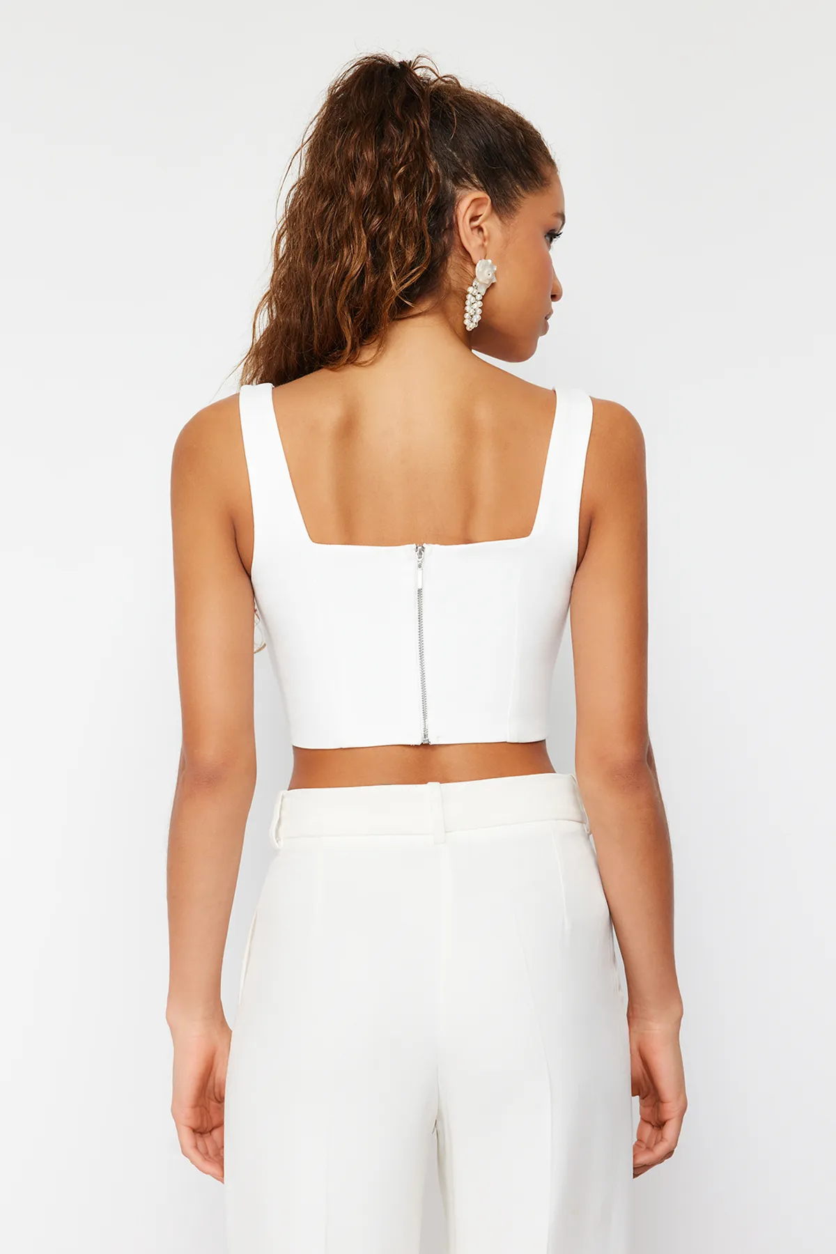 Trendyol Collection  Weißes gewebtes Brautkorsett mit detailliertem Blumenaccessoire und Bustier TPRSS24BS00022