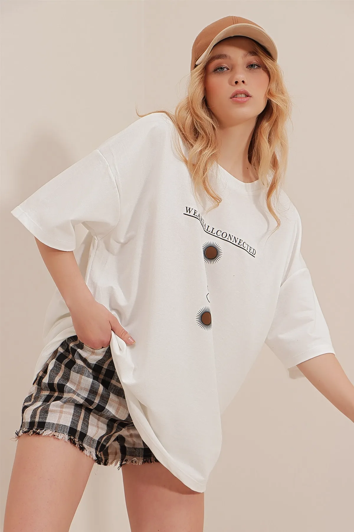 Trend Alaçatı Stili  Weißes, bedrucktes Oversize-Unisex-T-Shirt für Damen mit Rundhalsausschnitt ALC-X9577