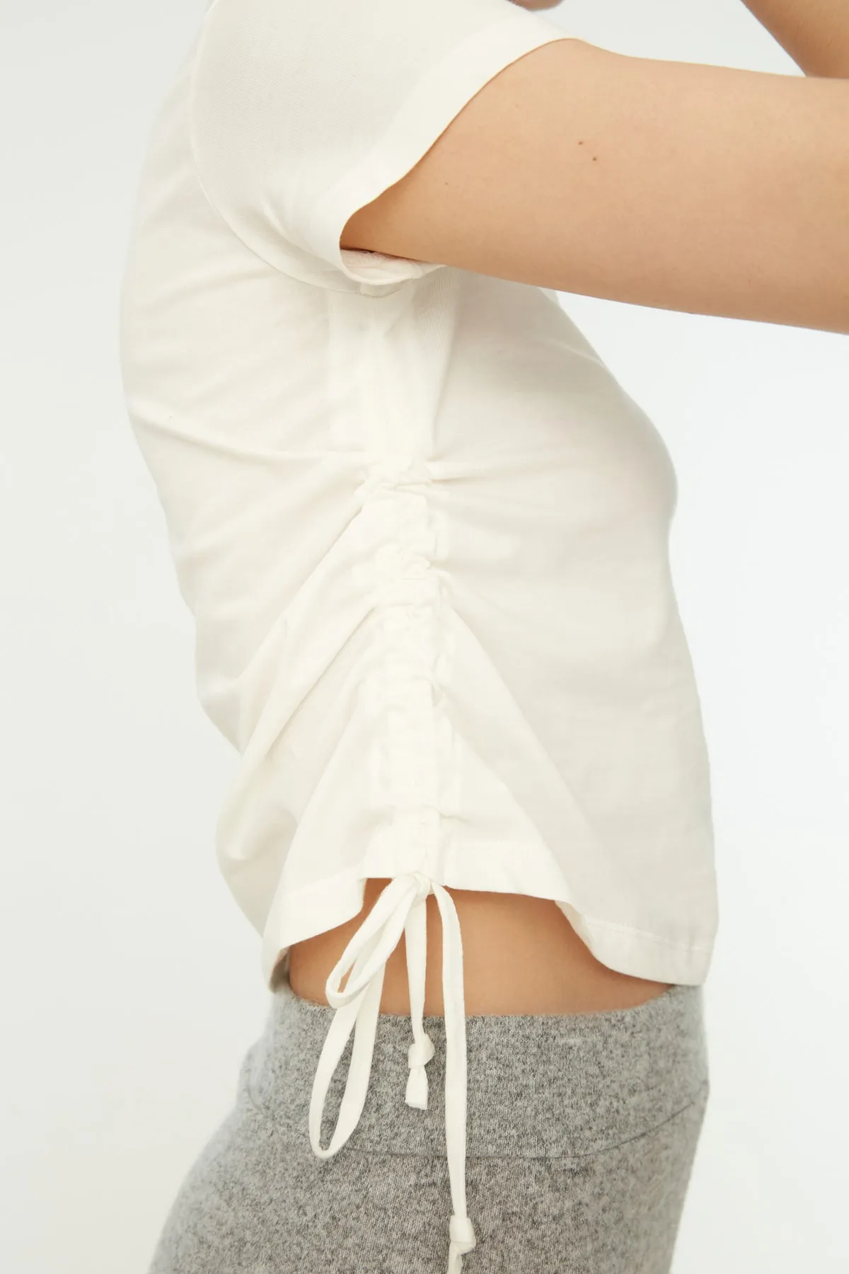 Trendyol Collection  Ecrufarbenes Basic-Strick-T-Shirt aus 100 % Baumwolle mit Rundhalsausschnitt und Raffdetail TWOSS21TS0131