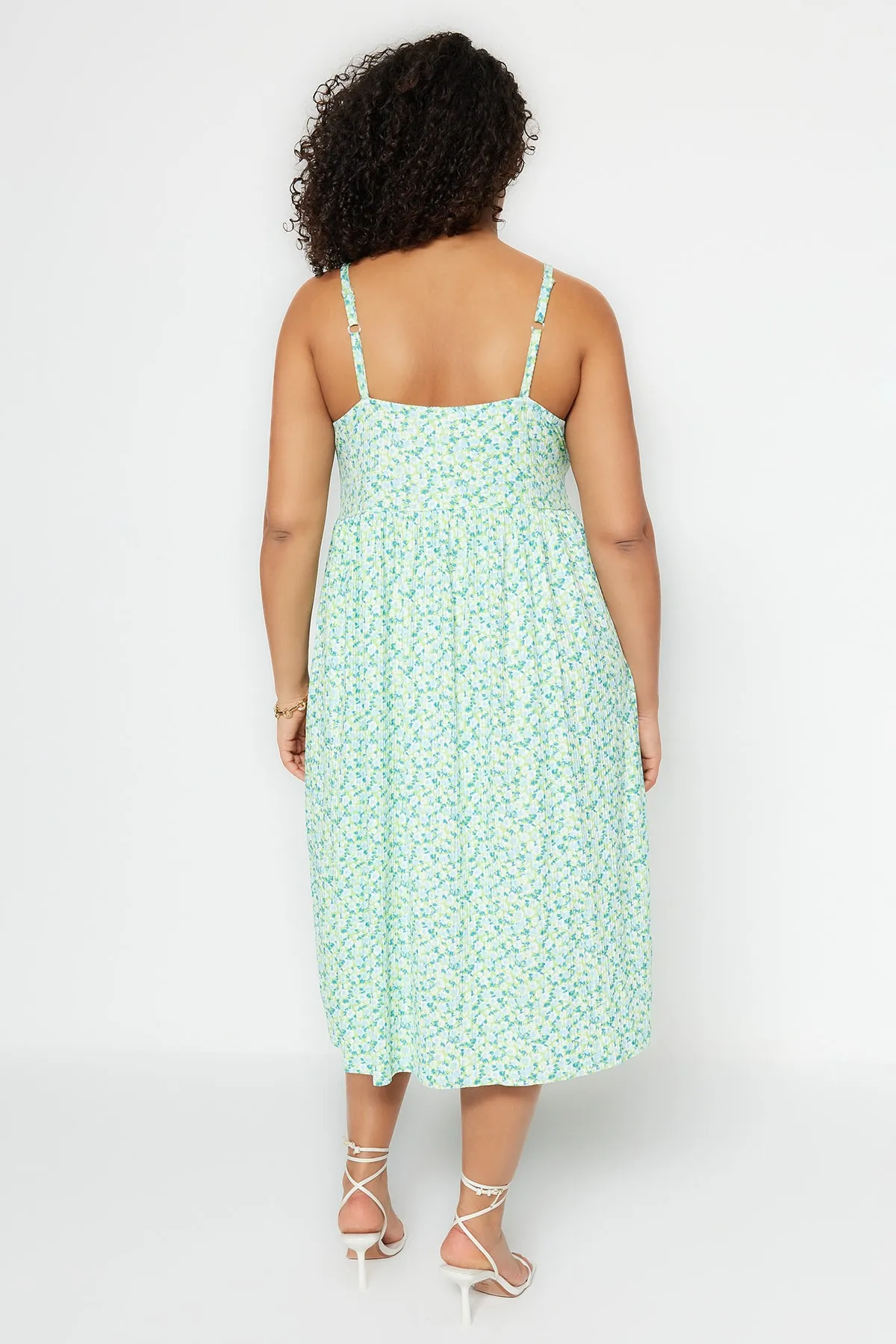 Trendyol Curve  Grünes Gimped-Strickkleid mit Blumenmuster TBBSS23AH00074