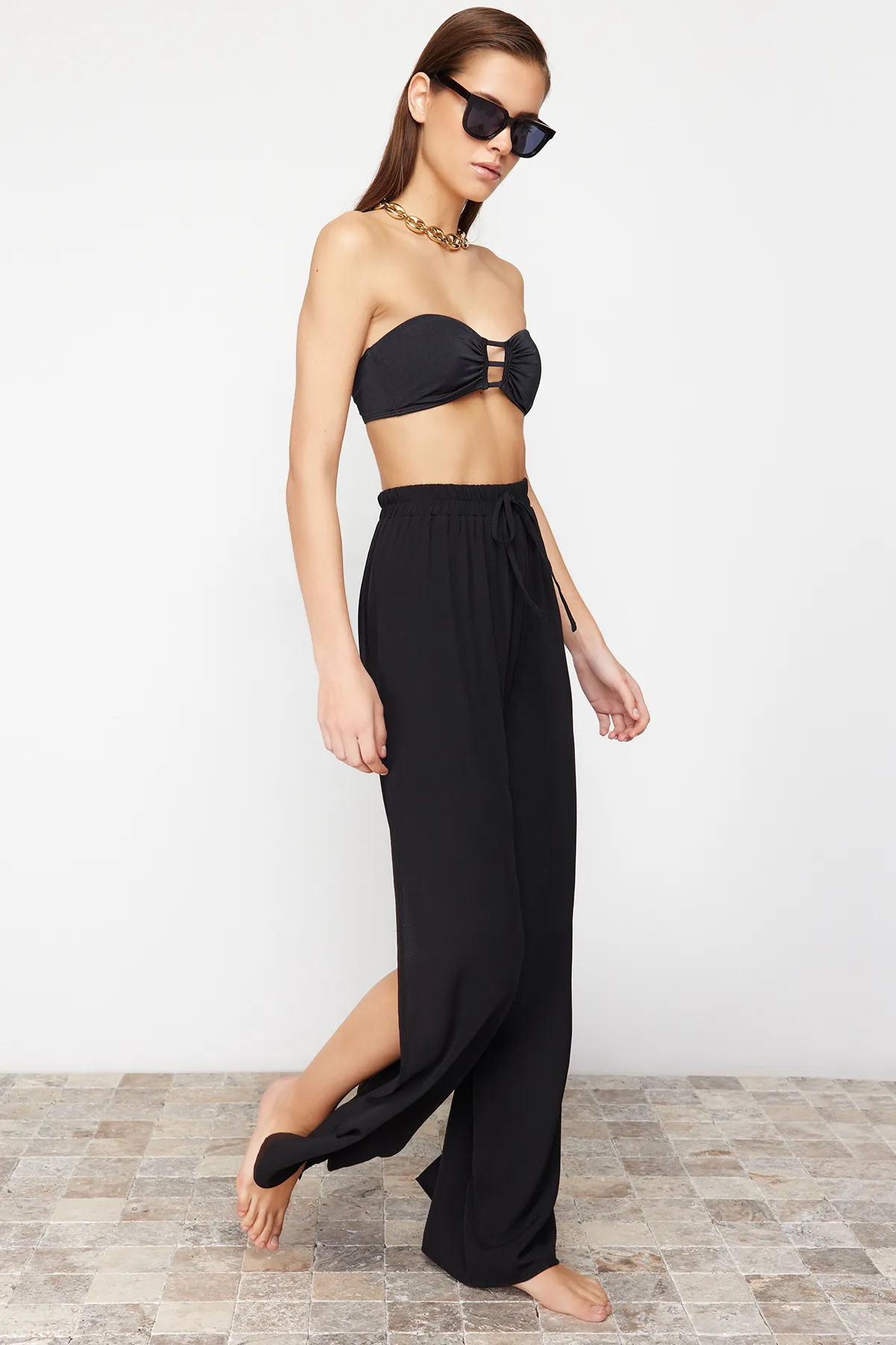 Trendyol Collection  Schwarze gewebte Schlitzhose TBESS24PL00013