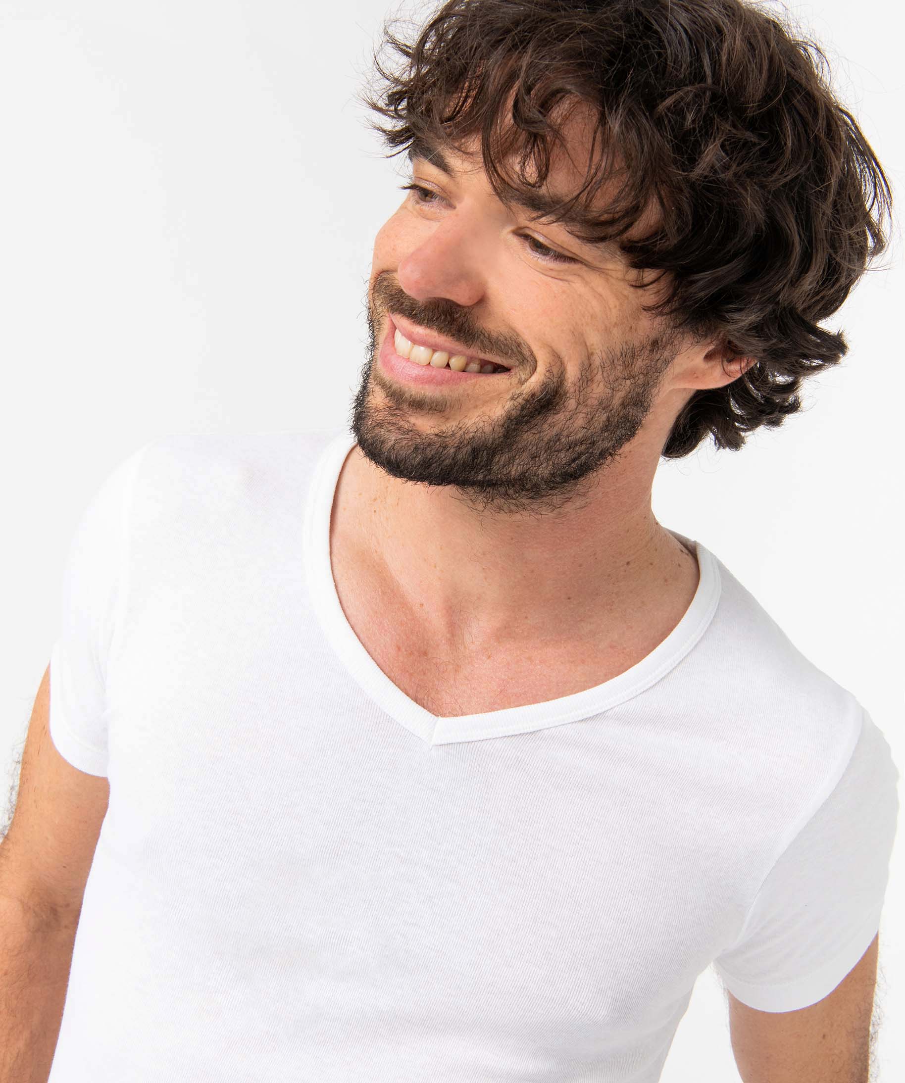 Tee-shirt homme à manches courtes et col V en coton biologi... blanc | GEMO
