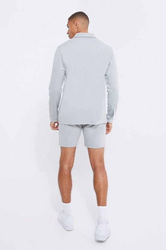 Jersey-Hemd und Shorts