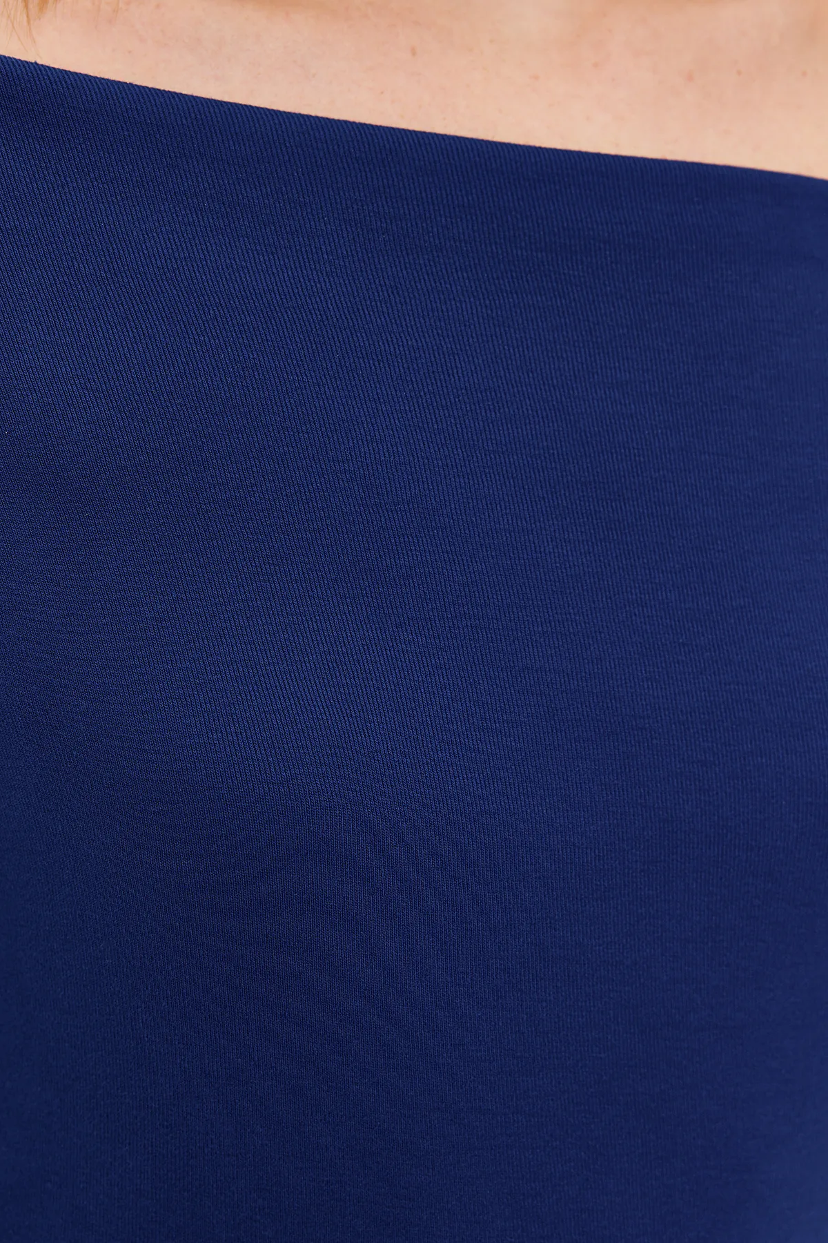 Trendyol Collection  Hellblaue, hochwertige, weiche Strickbluse mit U-Boot-Ausschnitt und taillierter Passform TWOAW24BZ00227