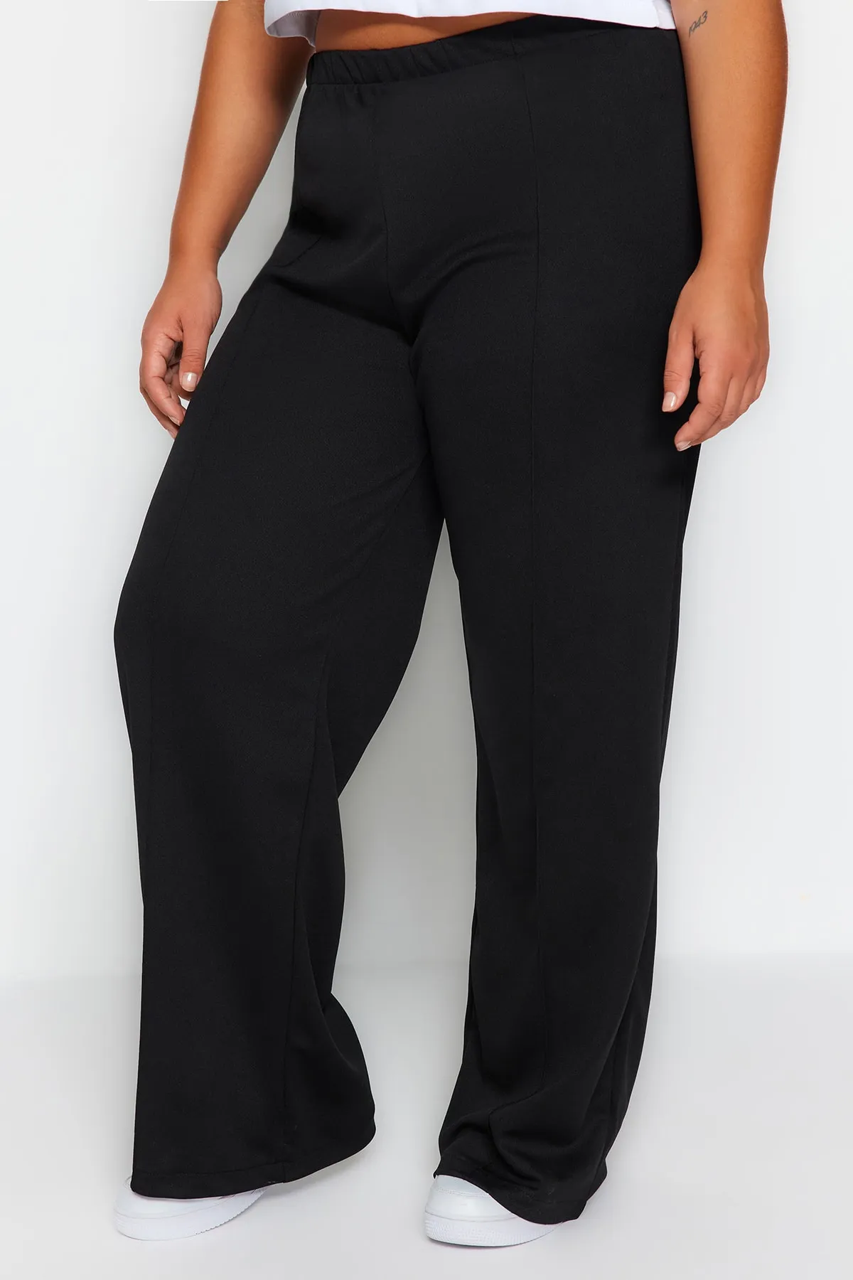 Trendyol Curve  Schwarze gerippte Strickhose aus Krepp mit hoher Taille TBBSS23AR00021
