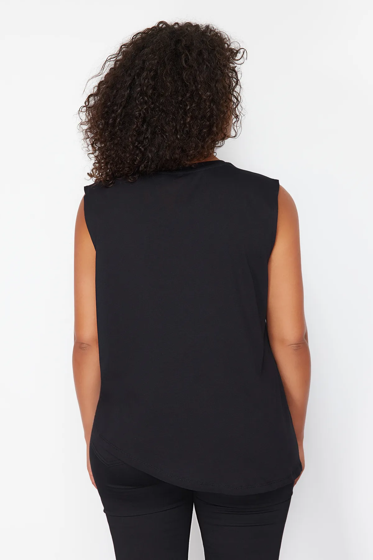Trendyol Curve  Schwarzes, asymmetrisches Strick-T-Shirt aus 100 % Baumwolle, nachhaltiger TBBSS24BF00052