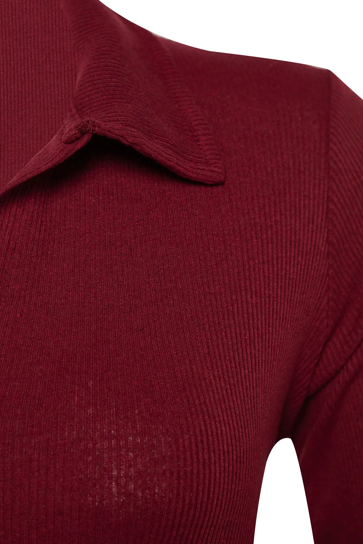Trendyol Curve  Weinroter, taillierter Strickbody mit geripptem Hemdkragen und Druckknopfverschluss TBBAW23CS00007