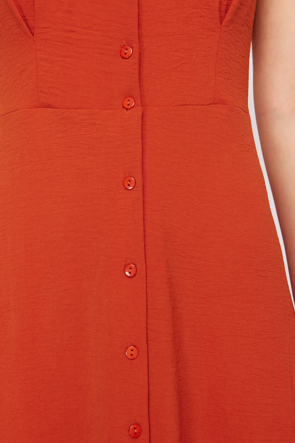 Trendyol Collection  Gewebtes Midi-Hemdkleid mit Kachelknöpfen TWOSS24EL00442