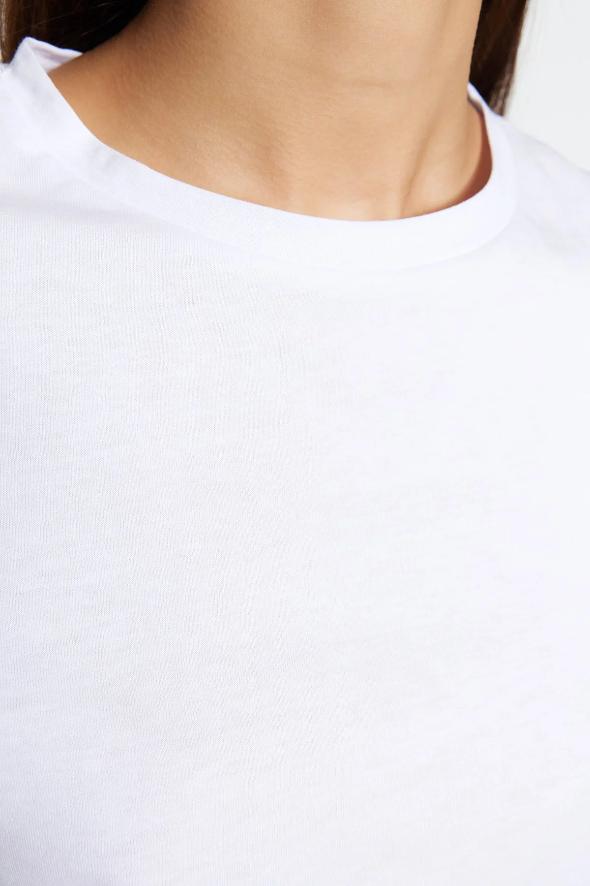 Trendyol Collection  Weißes, kurzärmliges Basic-Strick-T-Shirt mit Rundhalsausschnitt aus 100 % Baumwolle mit normalem/normalem Muster TWOSS23TS00000