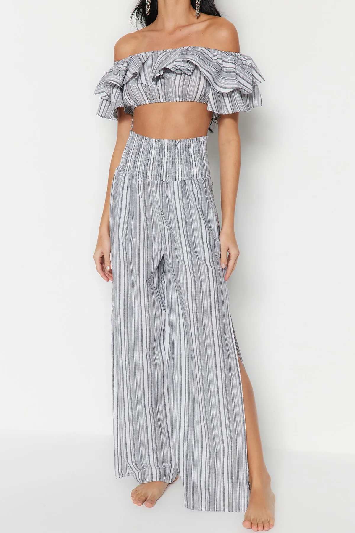 Trendyol Collection  Grau gestreiftes, gewebtes Blusen- und Hosenset mit Rüschen TBESS21AU0305