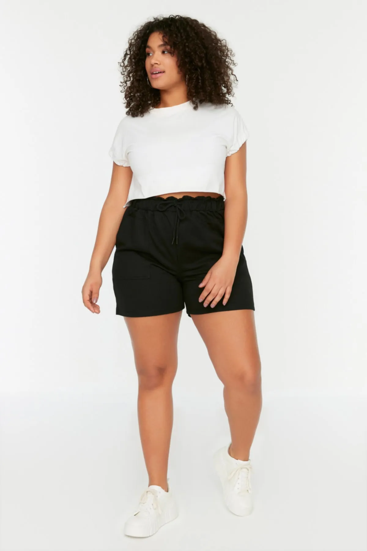Trendyol Curve  Schwarze Strickshorts mit Taschendetail und Bermuda TBBSS22SR0541