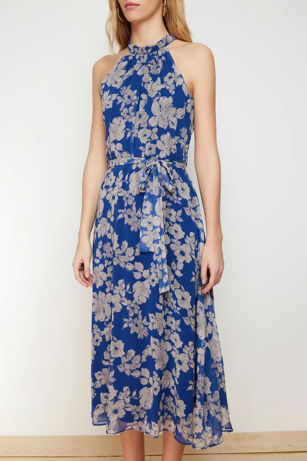 Trendyol Collection  Marineblaues, ärmelloses, gewebtes Kleid in A-Linie mit Gürtel und Midi-Futter und Neckholder und Blumendruck TWOSS20EL2536