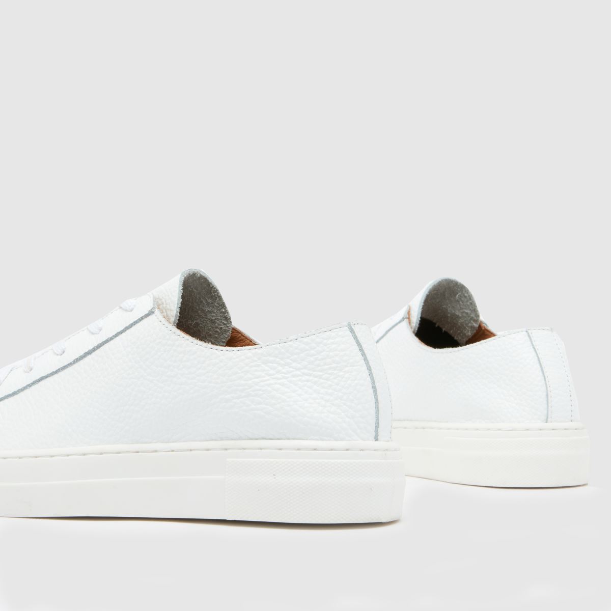 Schuh Millie – Vita sneakers i läder med snörning