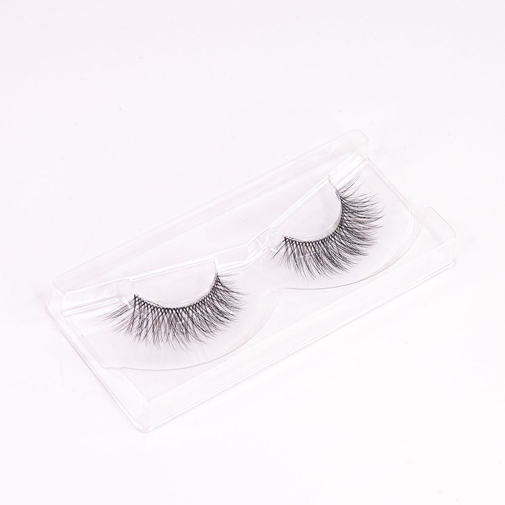 NICLAY by Florian Ferino Wimpernkranz Look 2