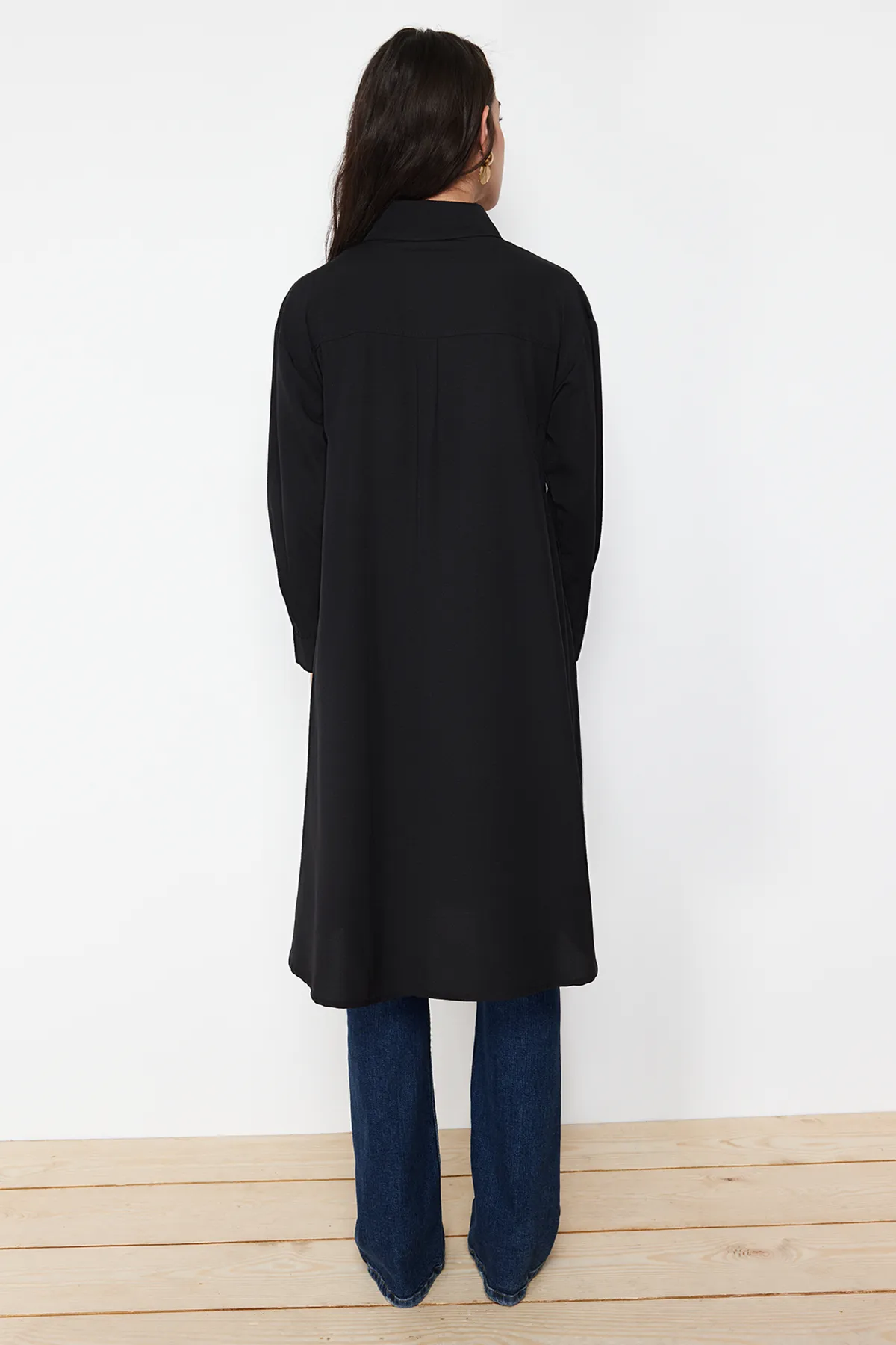 Trendyol Modest  Schwarzes langes gewebtes Hemd mit Knopfdetail TCTSS24TG00053