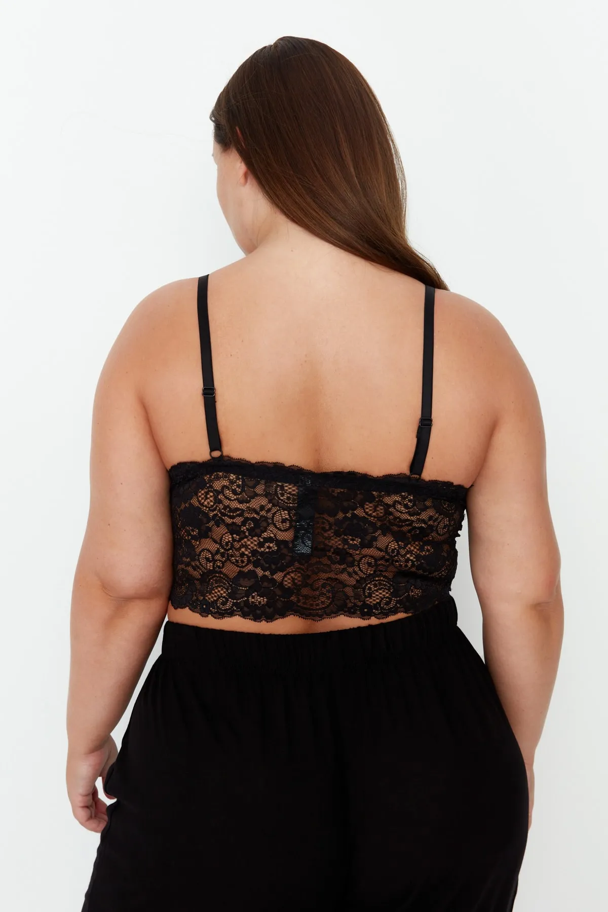 Trendyol Curve  Schwarzes, mit Paspeln überzogenes Spitzen-Bustier in Übergröße TBBAW23CW00000