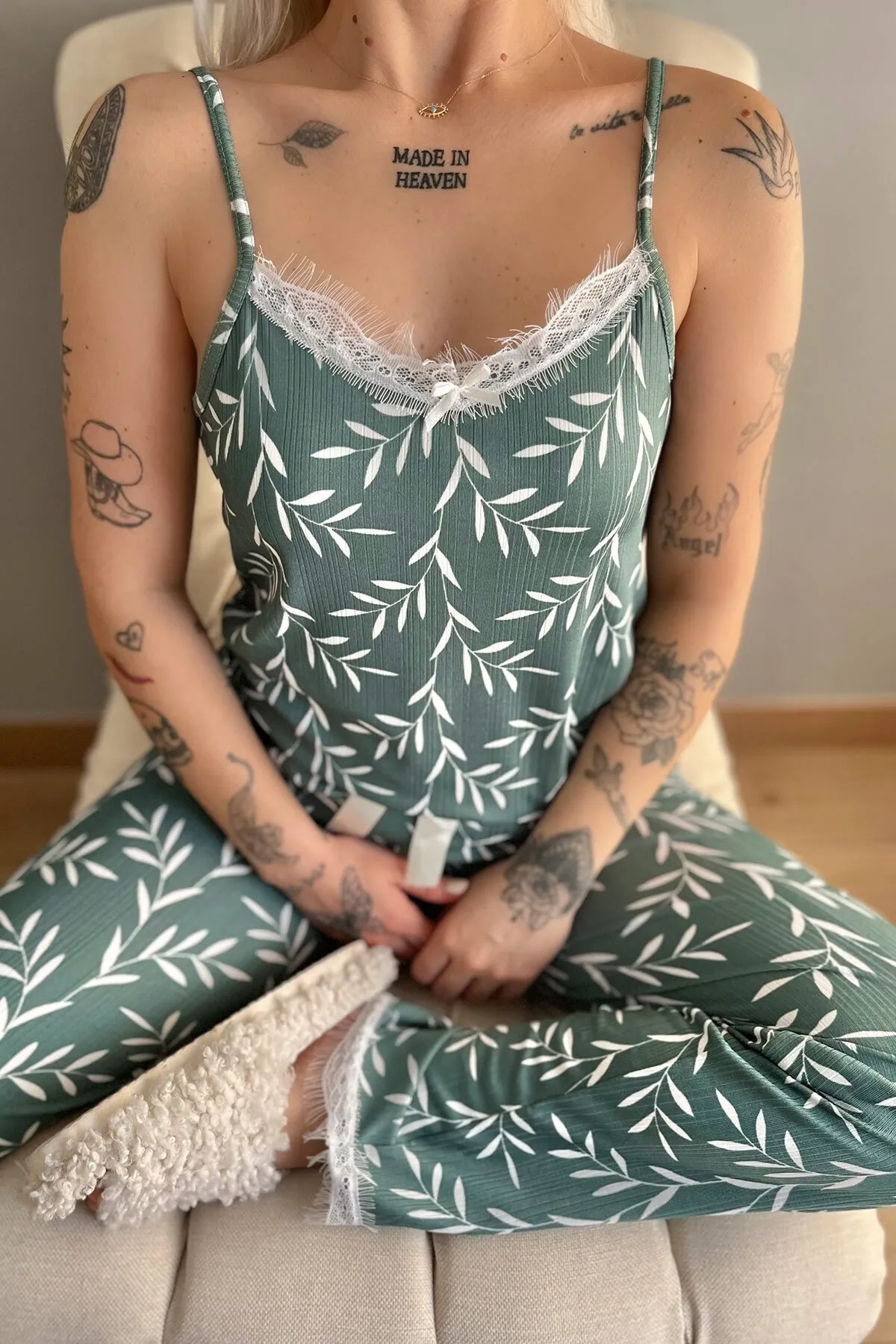 Pijamaevi  Gestricktes Damen-Pyjama-Set aus grünem Olivenzweig mit Spitze und Seilriemen