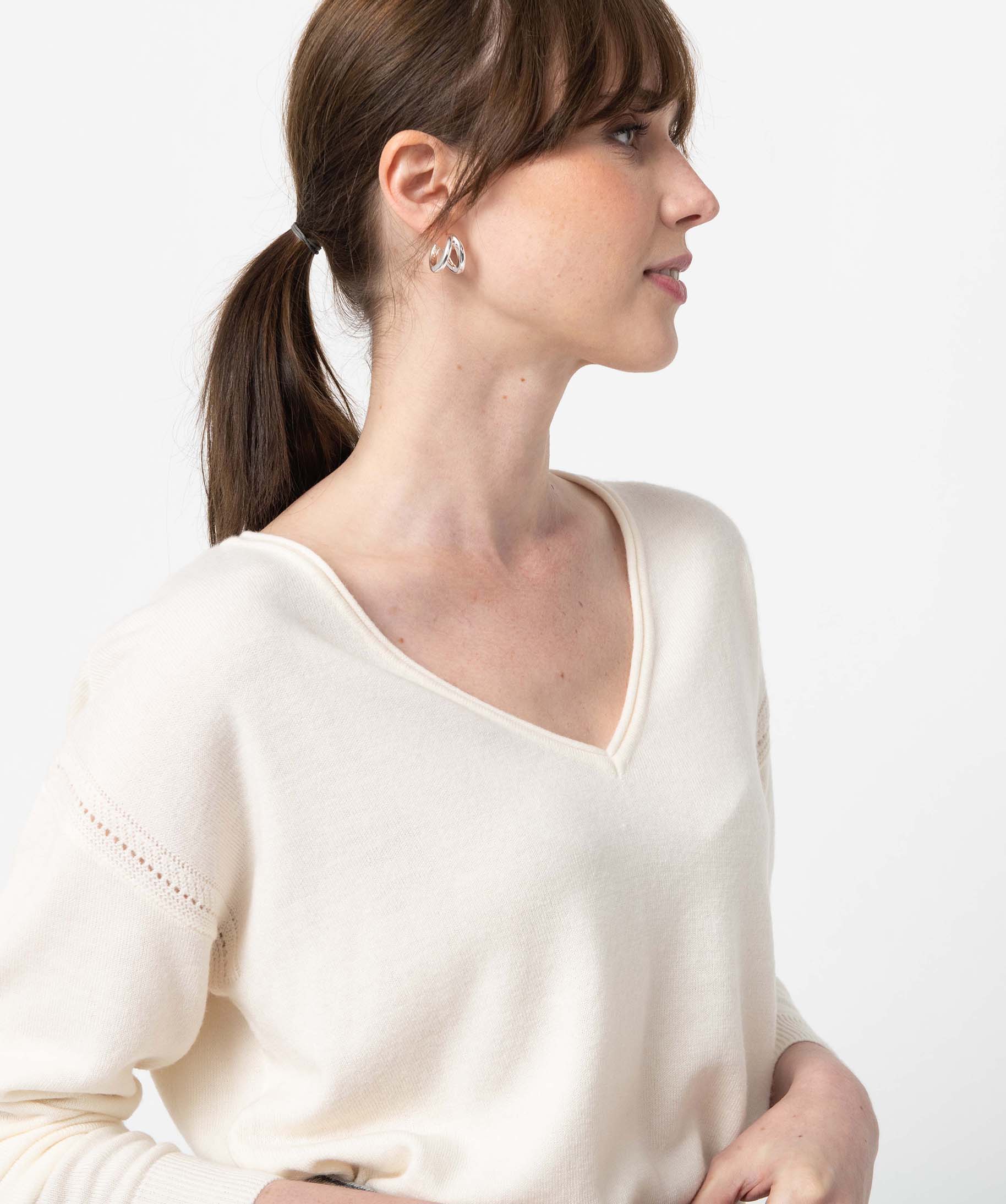 Pull femme en maille fine avec large col V ecru | GEMO