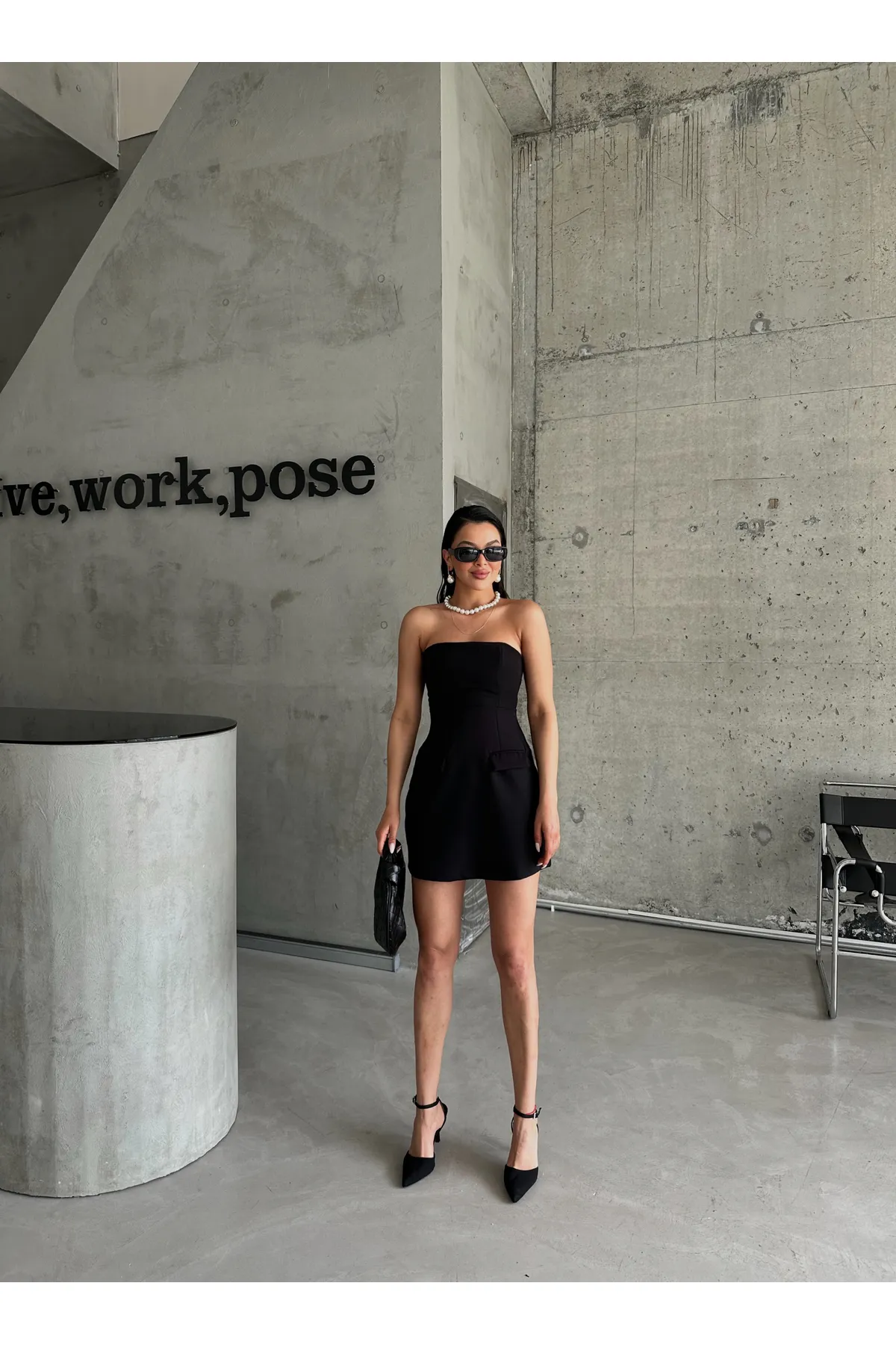 Laluvia  Schwarzes trägerloses Minikleid mit Vordertasche und detailliertem Detail