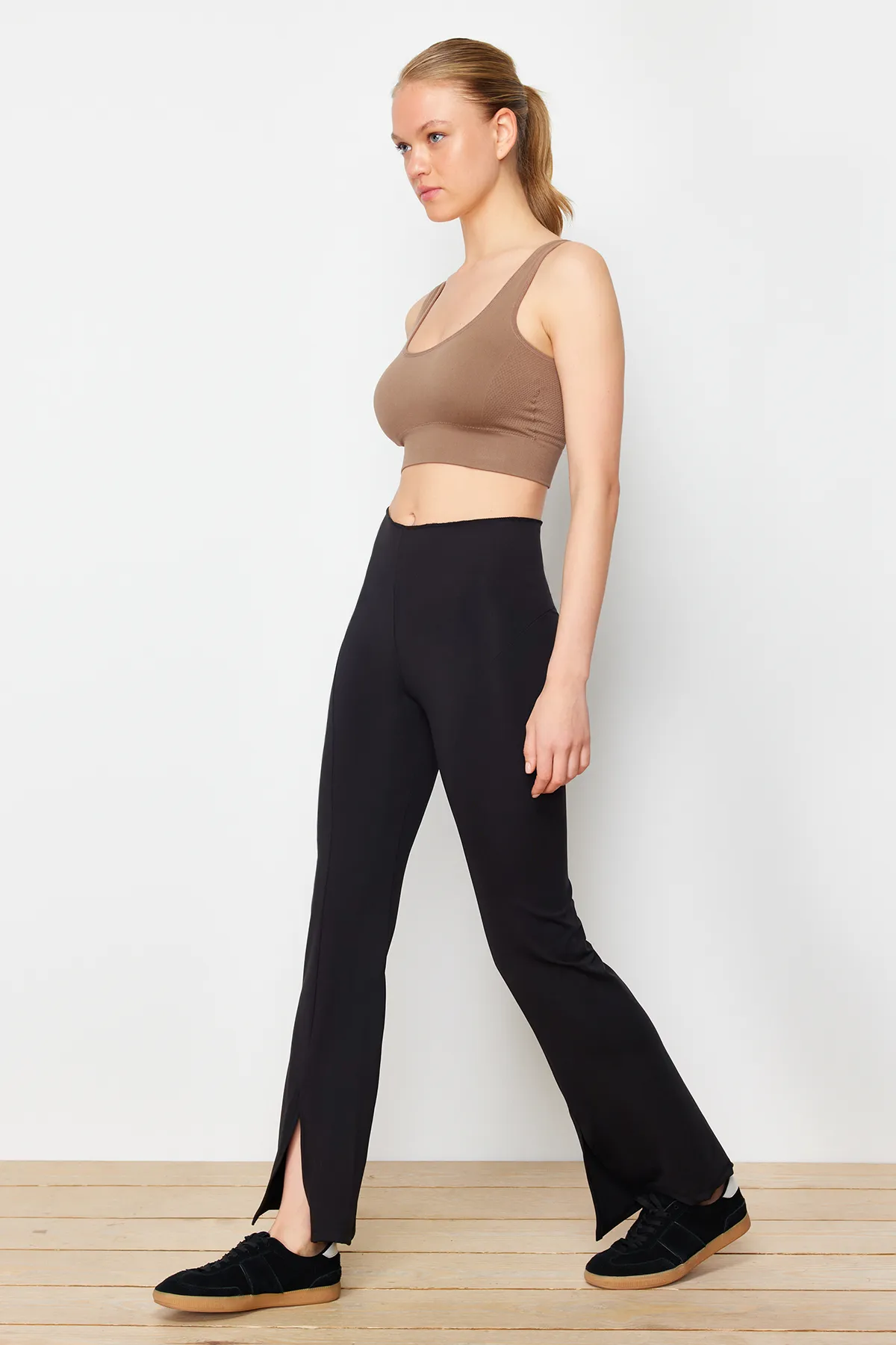 Trendyol Collection  Schwarze Sport-Jogginghose aus Scuba-Stoff mit Schlitz im spanischen Beinstil - THMSS24EA00003