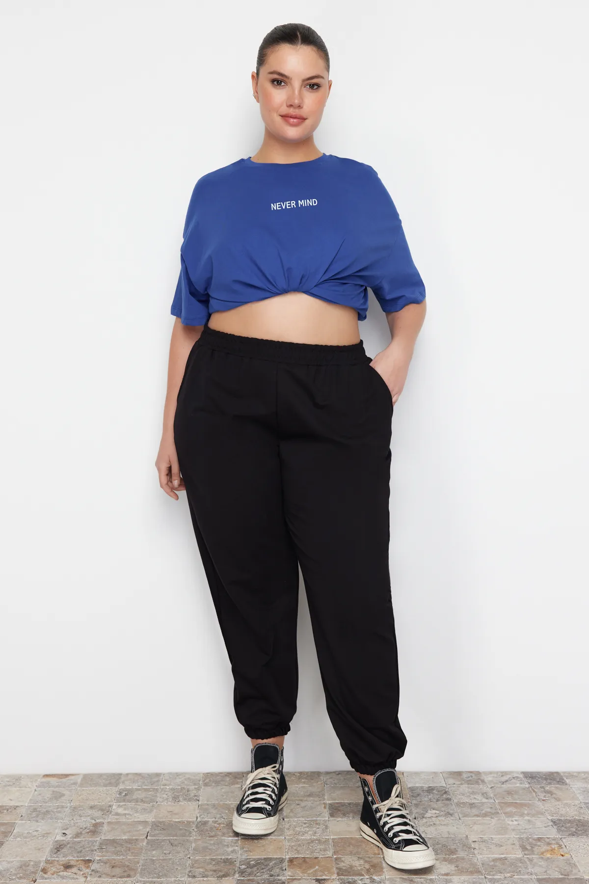 Trendyol Curve  Schwarze Loose Jogger-Strick-Jogginghose mit dünnen elastischen Beinen TBBAW23AJ00002
