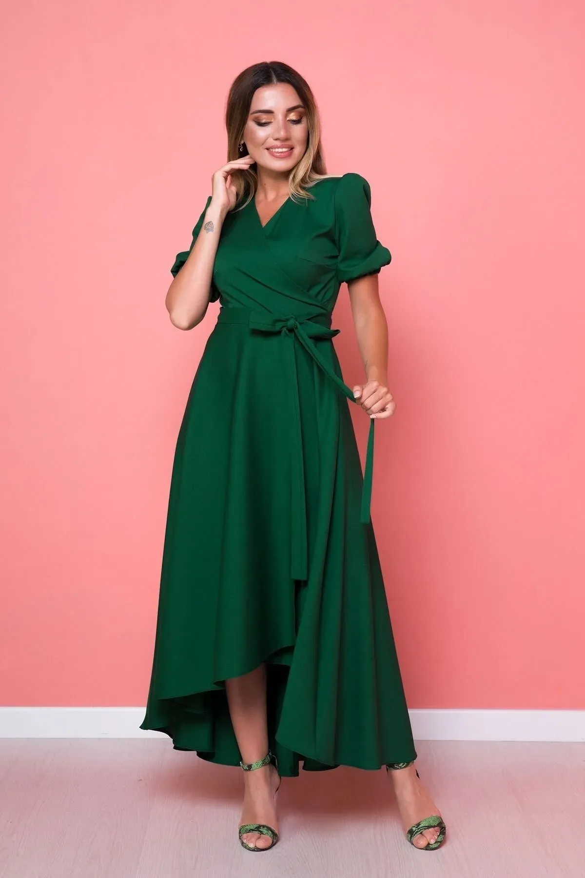 lovebox  Damen-Kleid aus flexiblem Atlas-Stoff mit Gürtel, asymmetrischem Schnitt, Midi-Länge, zweireihiger Kragen, grün, ausgestelltes Kleid 410