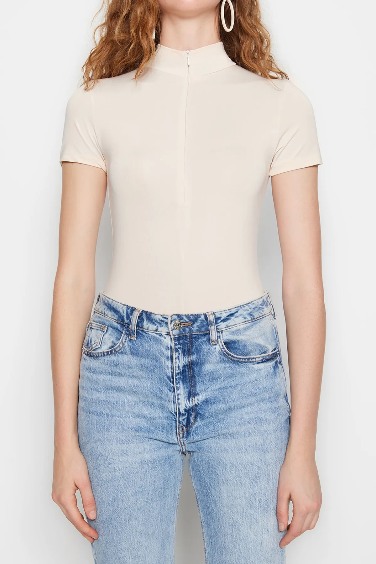 Trendyol Collection  Steinfarbener Strickbody mit Stehkragen und Reißverschluss, kurzärmlig, flexiblem Druckknopf, TWOAW21BD0009
