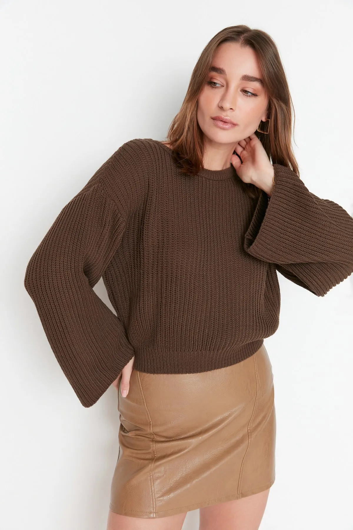 Trendyol Collection  Brauner kurzer Strickpullover mit spanischen Ärmeln TWOAW20KZ0743