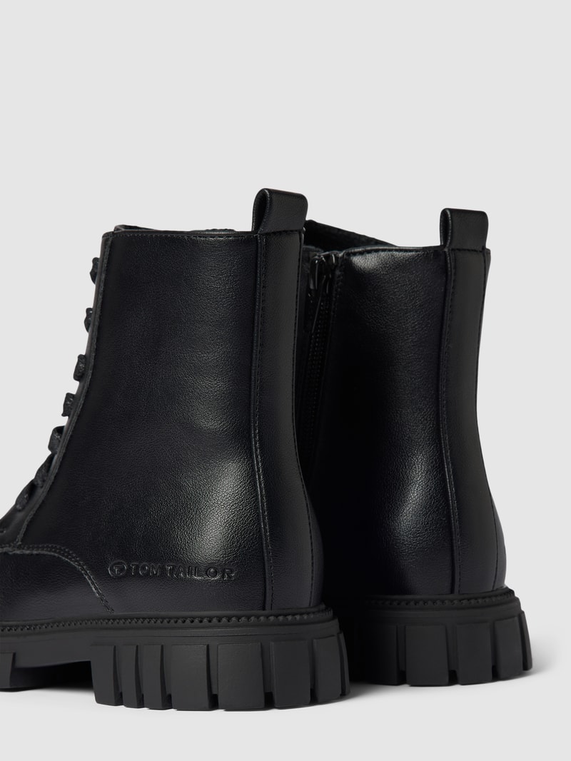 Stiefel mit Label-Prägung in schwarz