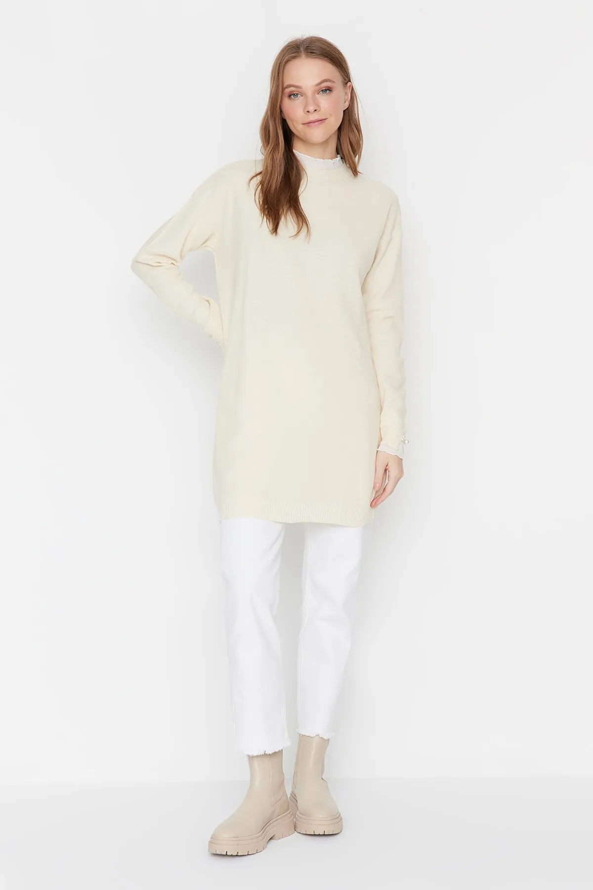 Trendyol Modest  Strickpullover mit Perlendetails und Steinärmeln TCTAW23AK00027