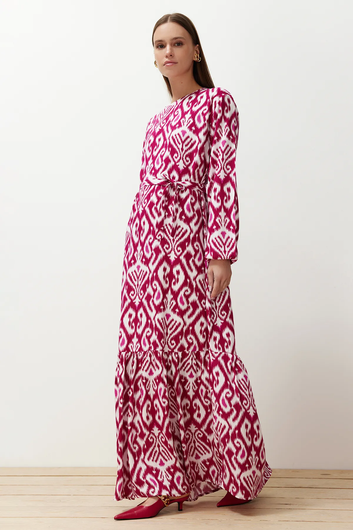 Trendyol Modest  Fuchsia Wickelkleid aus Viskosegewebe mit Muster und Gürtel TCTSS24EB00240