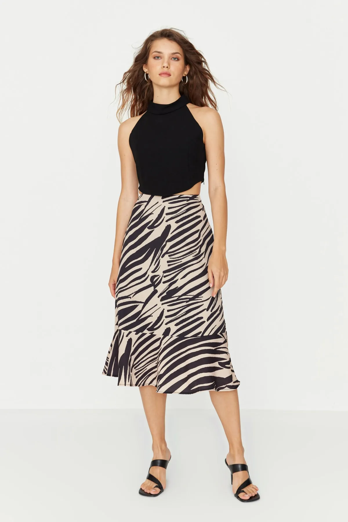 Trendyol Collection  Schwarzer gewebter Midirock mit Volant und Animalprint TWOAW20ET0241