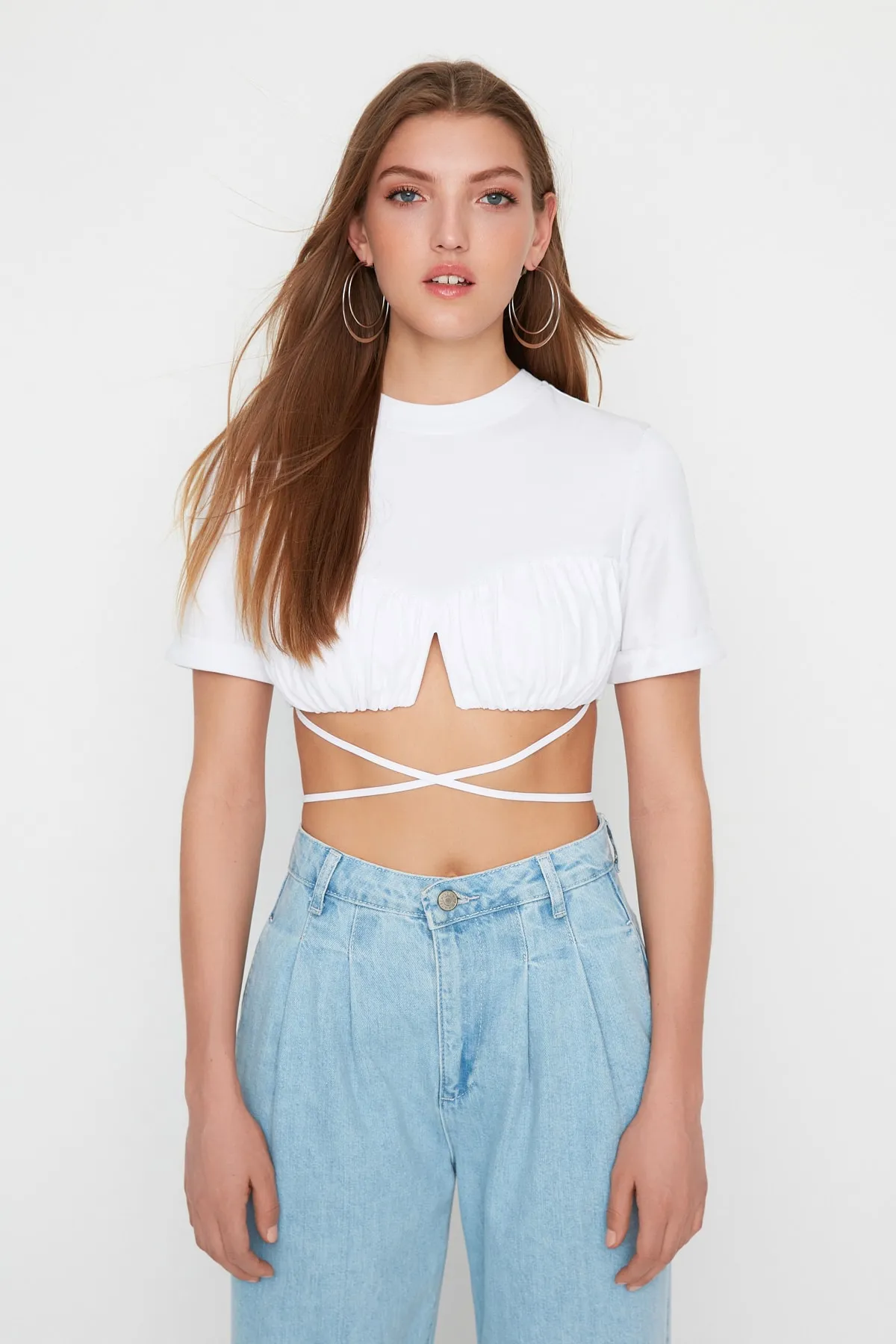 Trendyol Collection  X Sagaza Studio Weißes Bustier mit Krawatte und detailliertem Ausschnitt TPRSS22BS00013