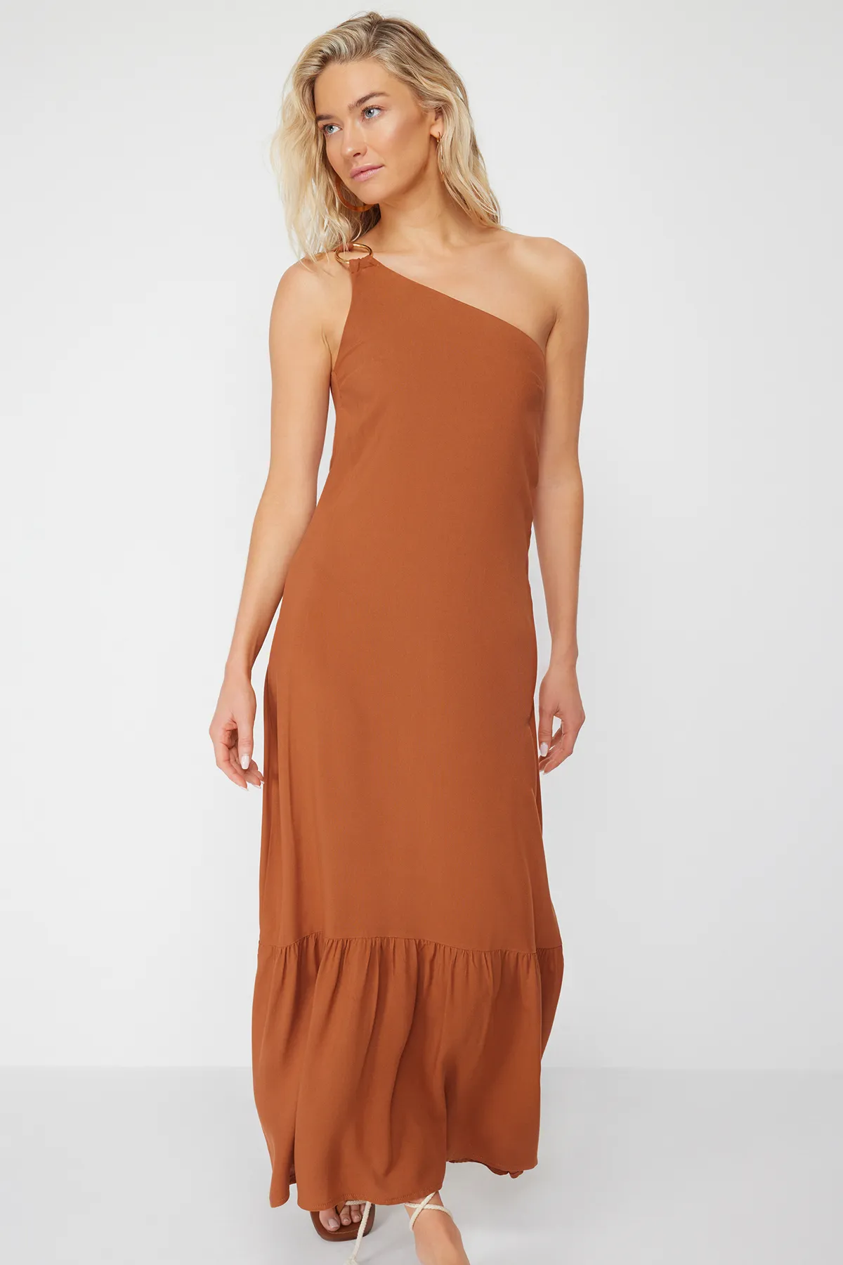 Trendyol Collection  Braunes, gewebtes One-Shoulder-Strandkleid in Midi-Länge mit Accessoires TBESS24EL00019