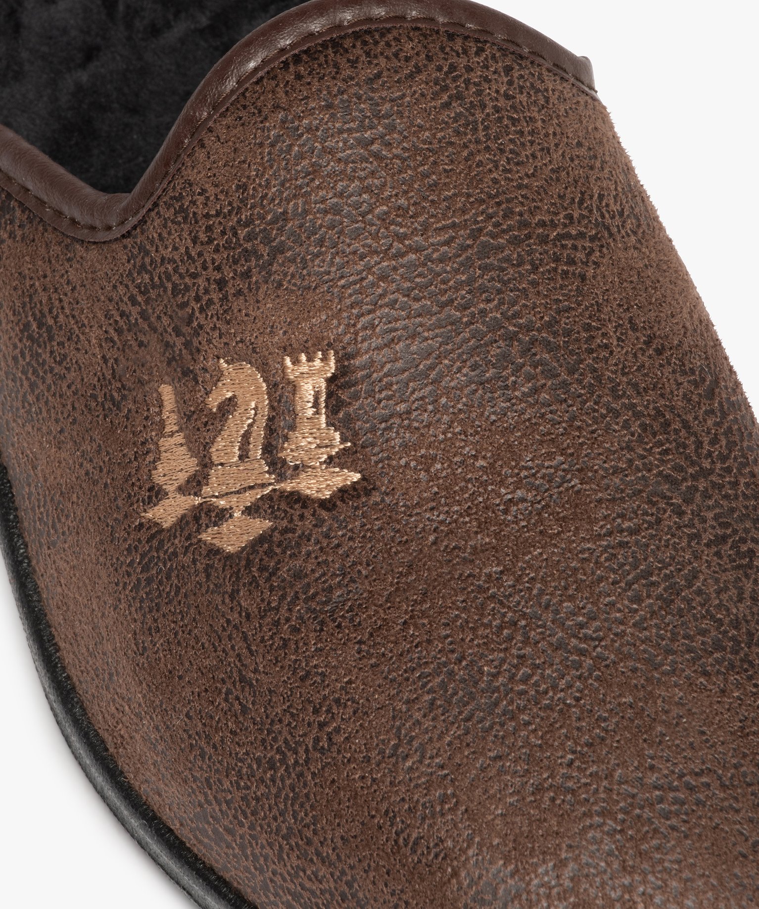 Chaussons homme mules brodées dessus cuir imitation marron | GEMO