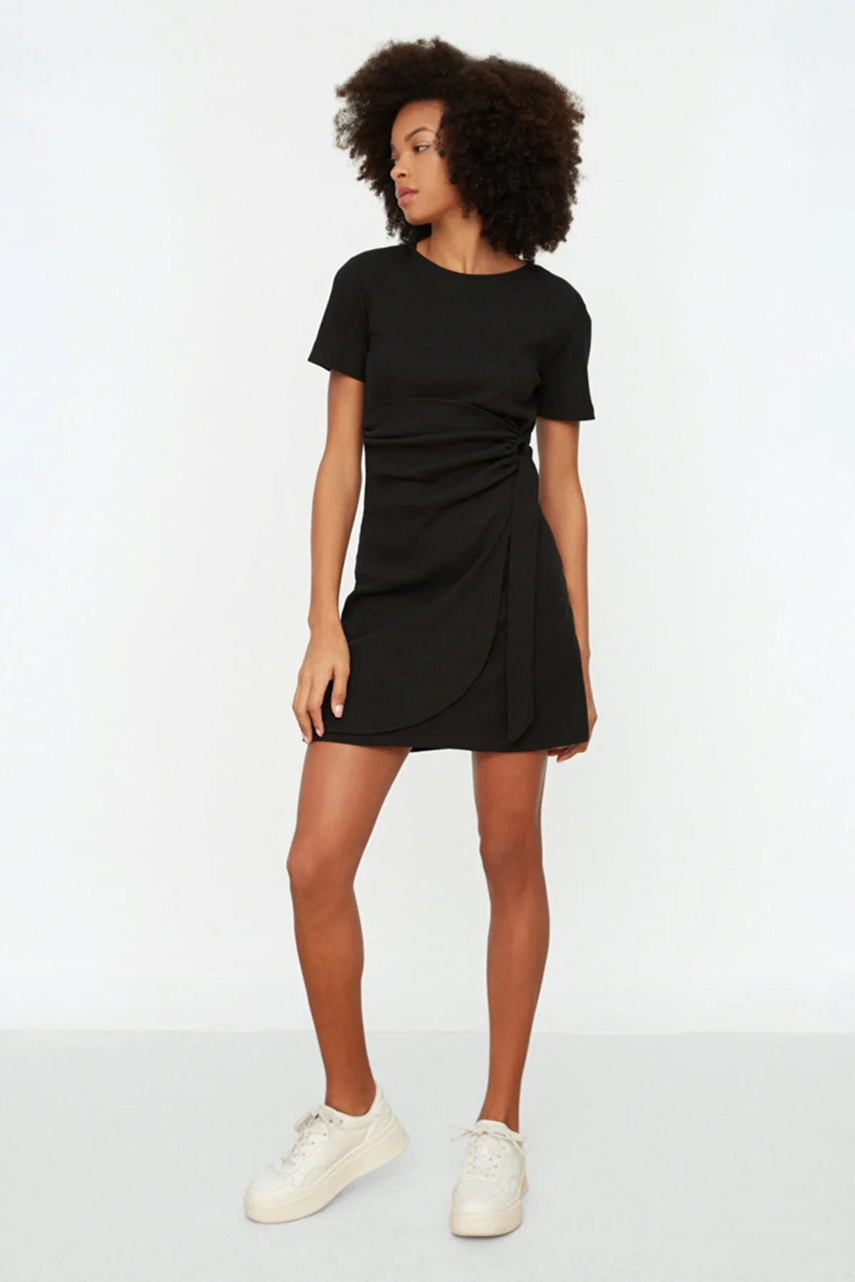 Trendyol Collection  Schwarzes, detailliertes Strick-Minikleid mit Rundhalsausschnitt und Strickoptik TWOSS22EL0751