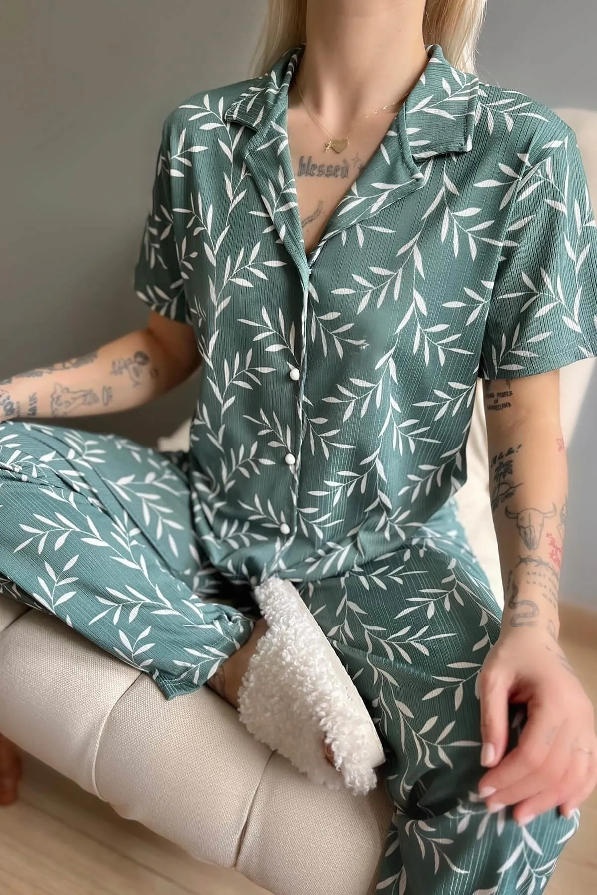 Pijamaevi  Kurzärmliger Damen-Pyjama mit grünem Olivenzweigmuster und gestrickter Vorderseite und Knöpfen