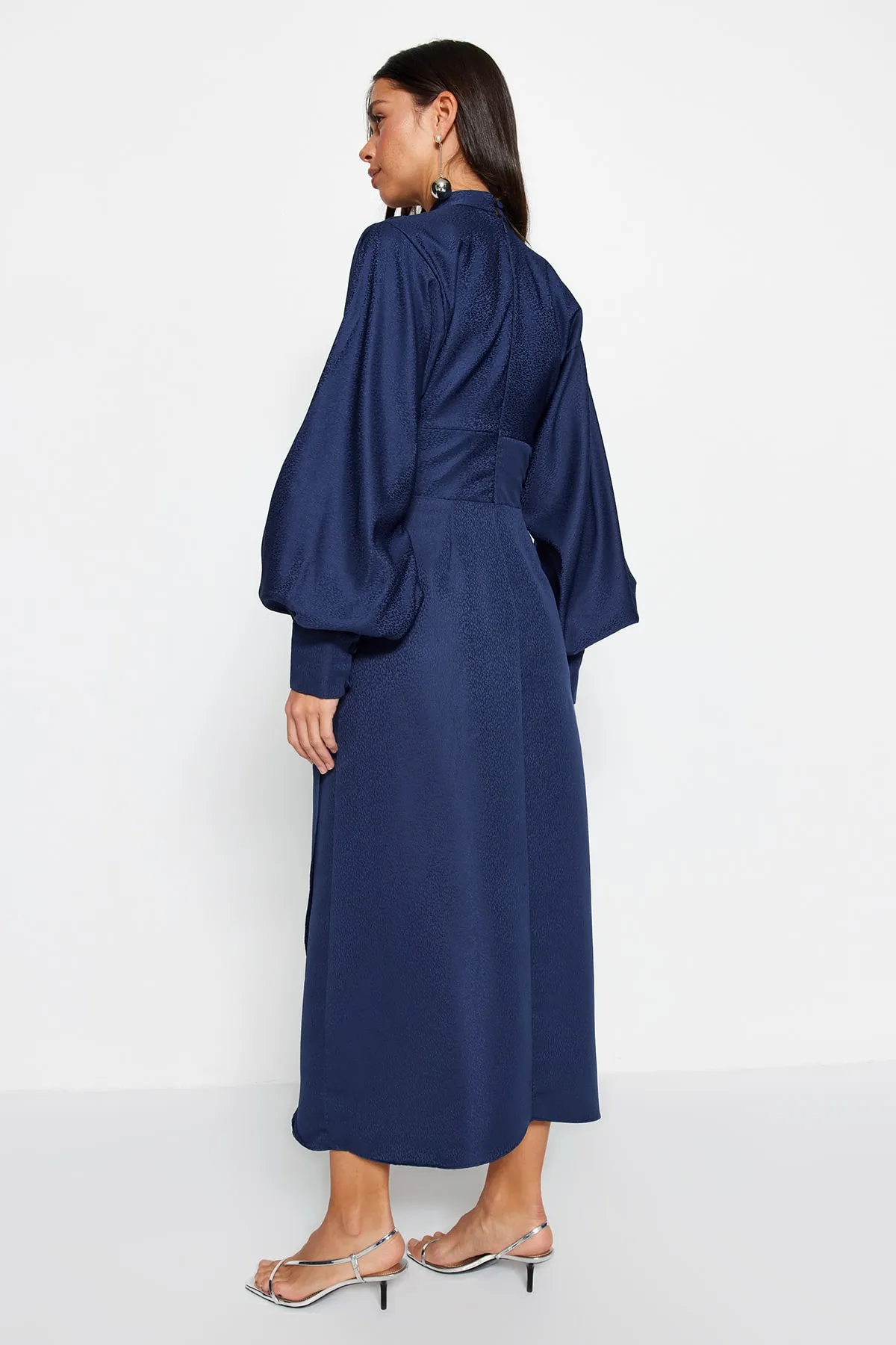 Trendyol Modest  Marineblaues Abendkleid mit drapierter Taille und Ballonärmeln, selbst gemustert TCTSS23DB00017