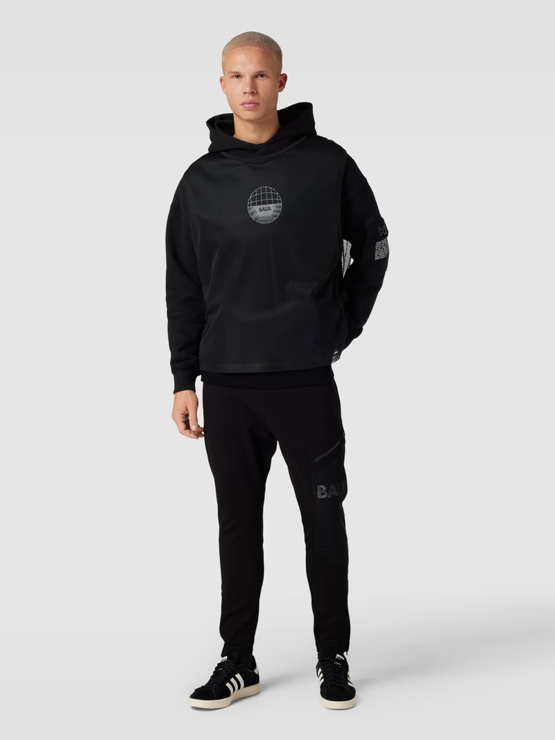 Hoodie mit Label-Print und Mesh in schwarz