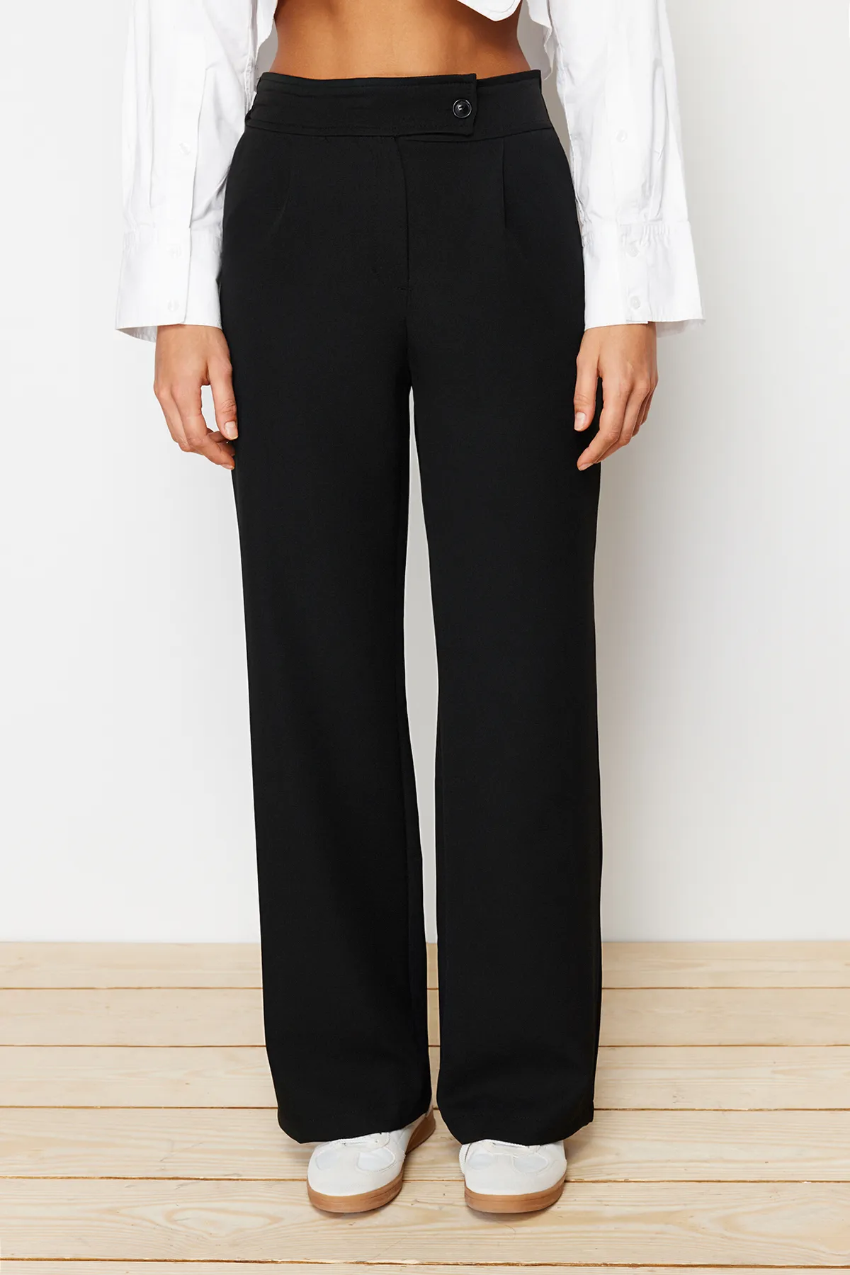 Trendyol Collection  Schwarze, plissierte Hose mit weitem Bein und gewebtem Gürteldetail TWOSS24PL00060