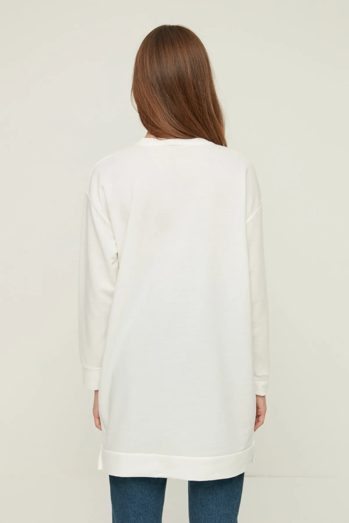 Trendyol Modest  Ecrufarbenes Basic-Strick-Sweatshirt mit Rundhalsausschnitt und Schlitz und detailliertem Ausschnitt TCTAW22TW0138
