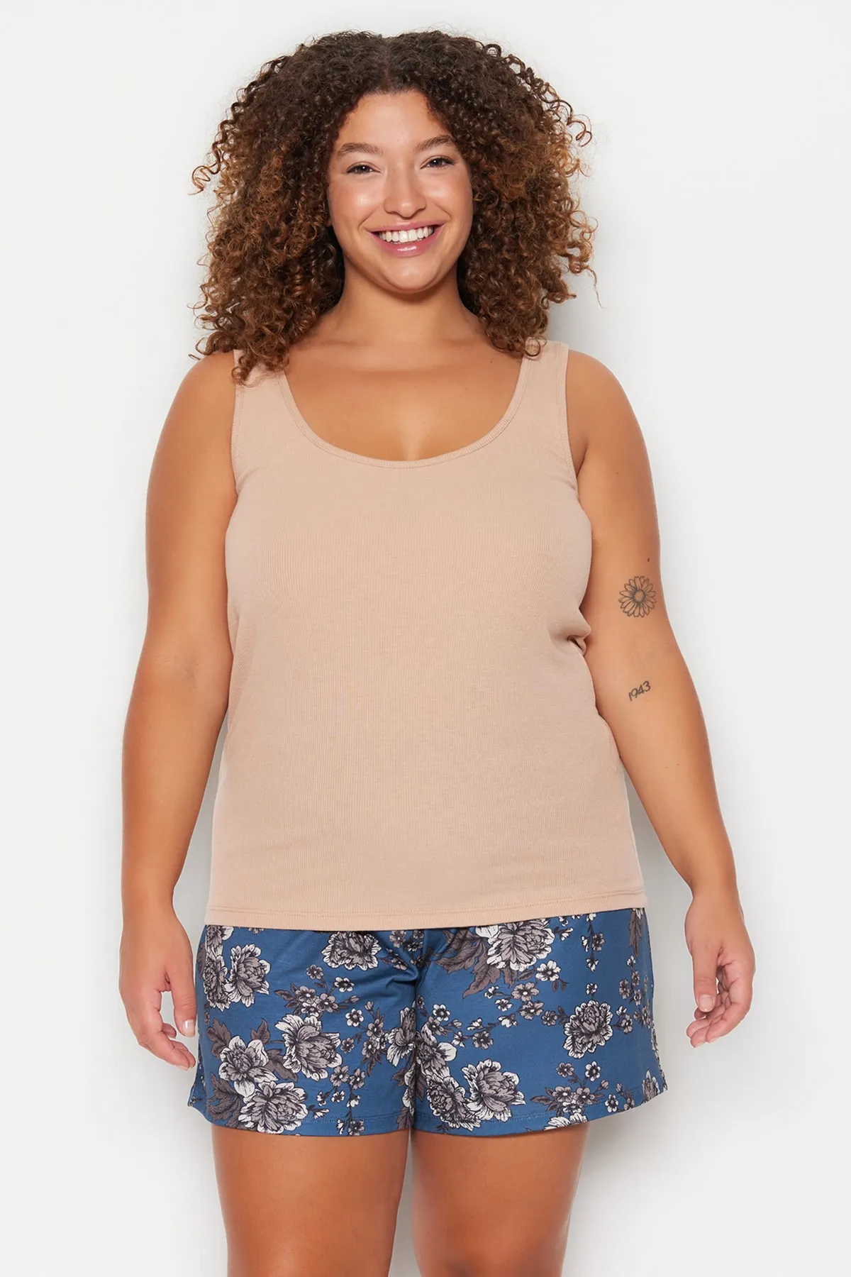 Trendyol Curve  Mehrfarbiges Pyjama-Set aus Single-Jersey mit Blumenmuster in Übergröße TBBSS23AI00004