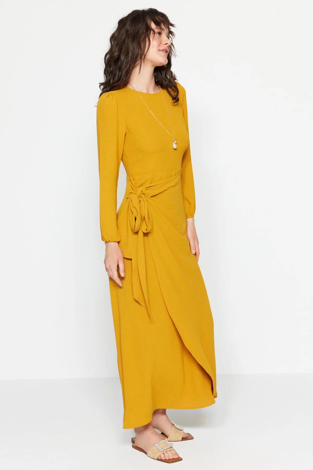 Trendyol Modest  Gelbes Aerobin-Gewebtes Kleid mit Bindedetail TCTSS23EB00140