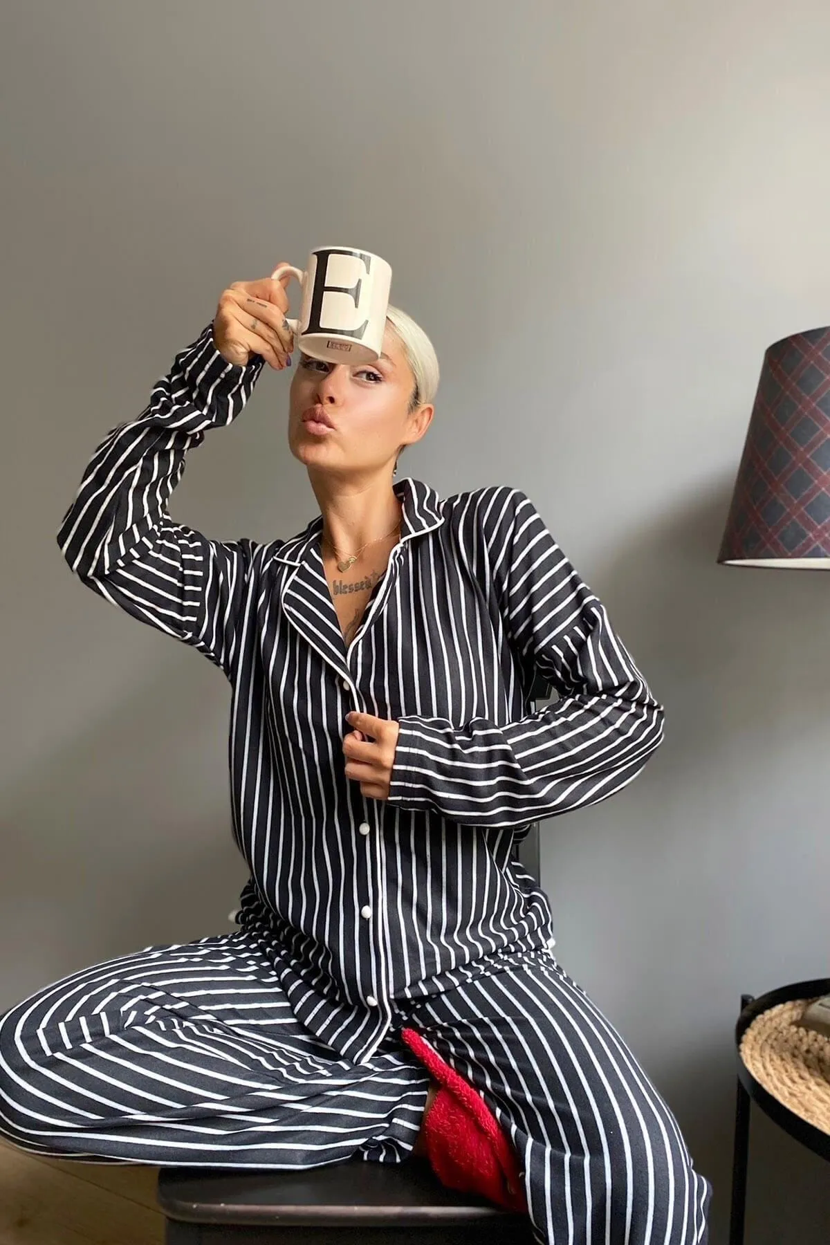 Pijamaevi  Pyjama-Set aus langärmligem Samt mit Streifenmuster und Knöpfen vorne