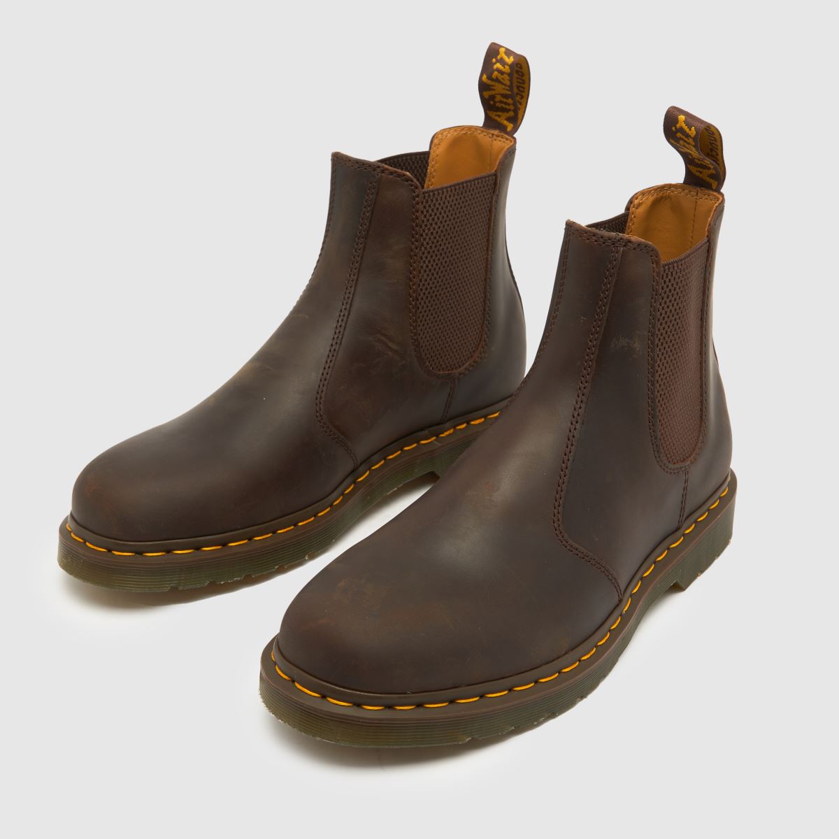 Dr Martens 2976 – Mörkbruna stövlar med gula sömmar