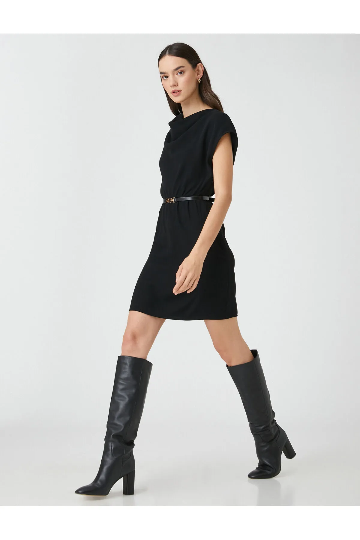 Koton  Ärmelloses kurzes Kleid mit Kragen und Gürtel