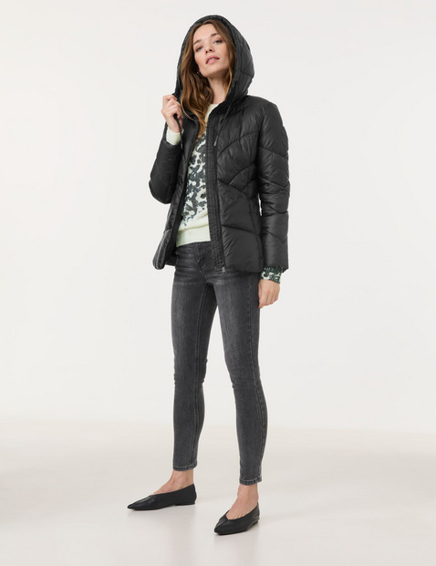 Taillierte Steppjacke mit Kapuze
