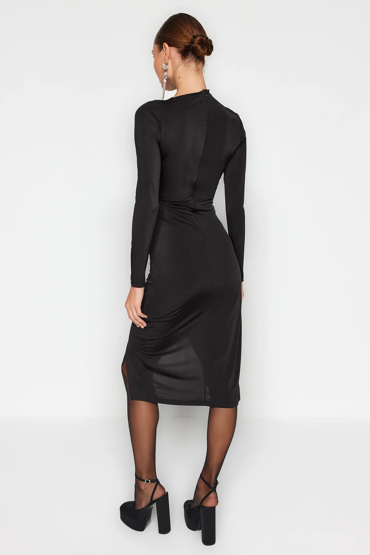 Trendyol Collection  Schwarzes, tailliertes, gestricktes, elegantes Abendkleid mit Fenster-/Ausschnittausschnitt TPRAW24EL00143